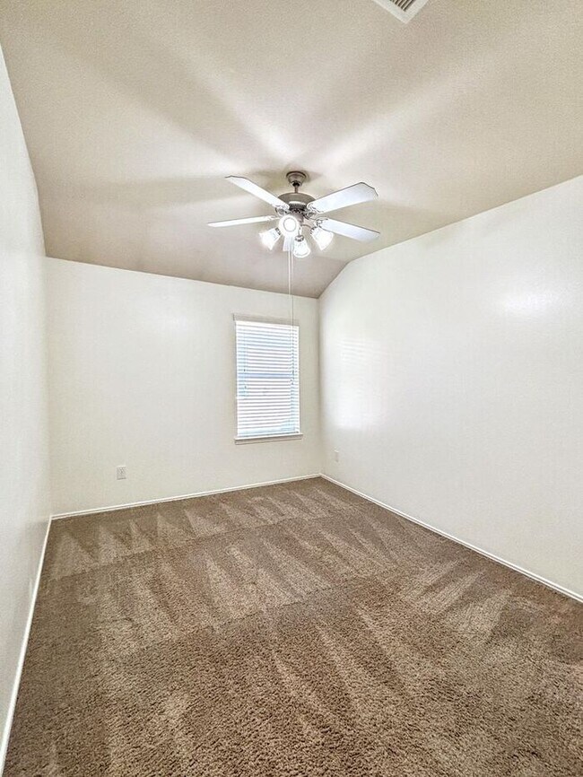 Building Photo - Spacious 3-Bedroom, 2-Bath Home with Conve...