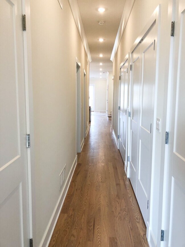 Building Photo - SUBLET - 3 Bed 2 Bath Condo Quality in Ros...