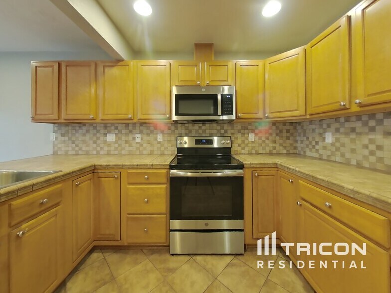 Building Photo - 1209 Almondwood Dr