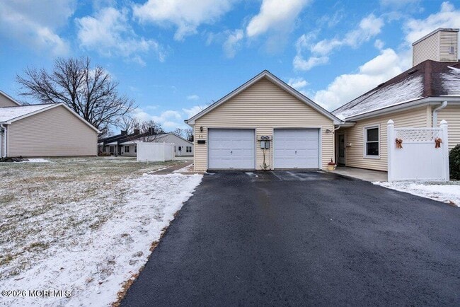 Building Photo - 11 Sutton Dr