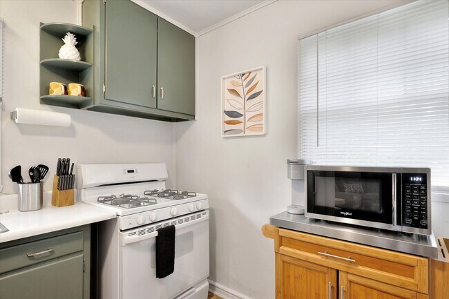 Building Photo - 303 Hessel Blvd