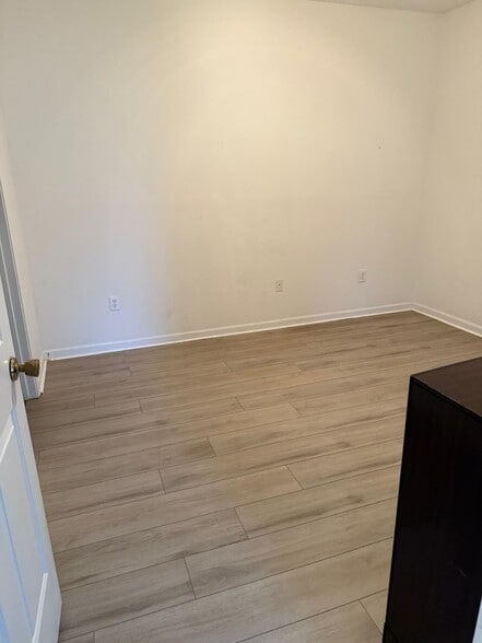 Building Photo - 1306 River Oaks Dr