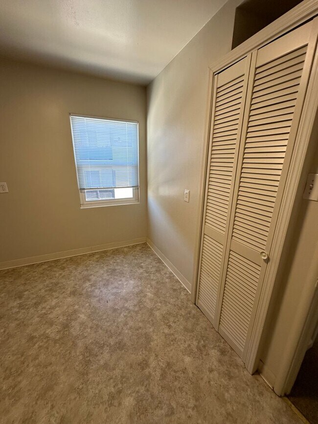 Building Photo - 2 bed/1 bath with garage