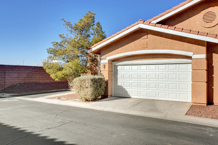 Primary Photo - 2890 Red Rooster Ct
