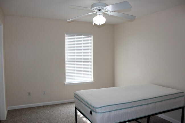 Building Photo - 4434 Gearhart Rd