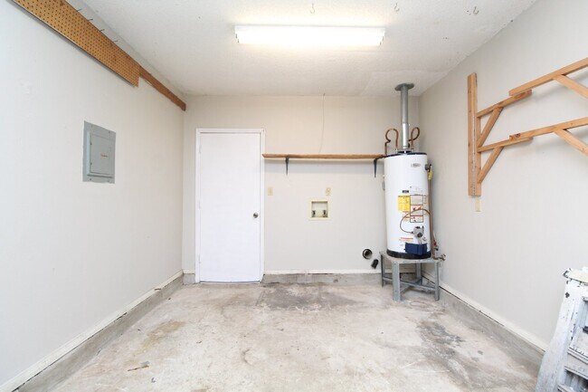 Building Photo - 4BR Ranch-Style Home off Olive Rd – Fenced Yard & Garage – Available 2/2