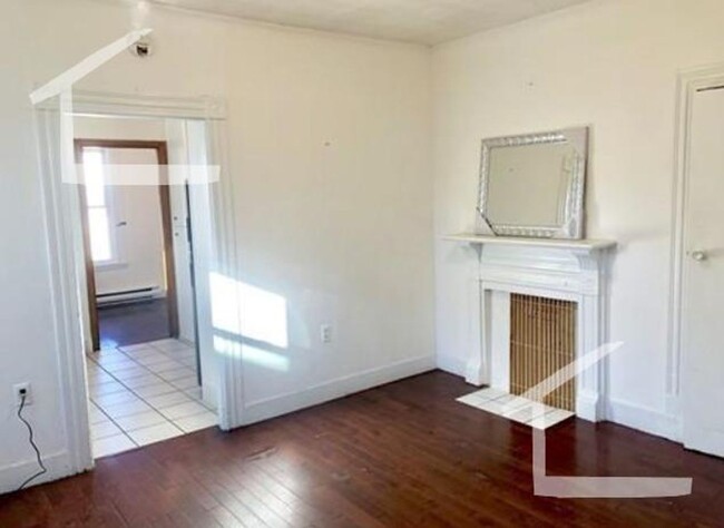 Building Photo - Top Floor-2 with A/C & parking for rent