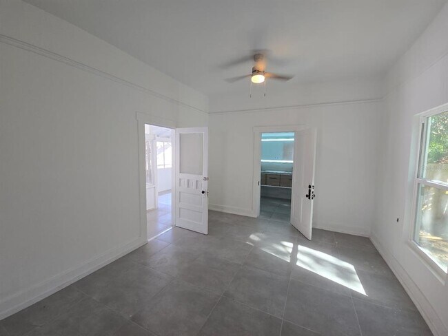 Building Photo - 691 10th Ave S