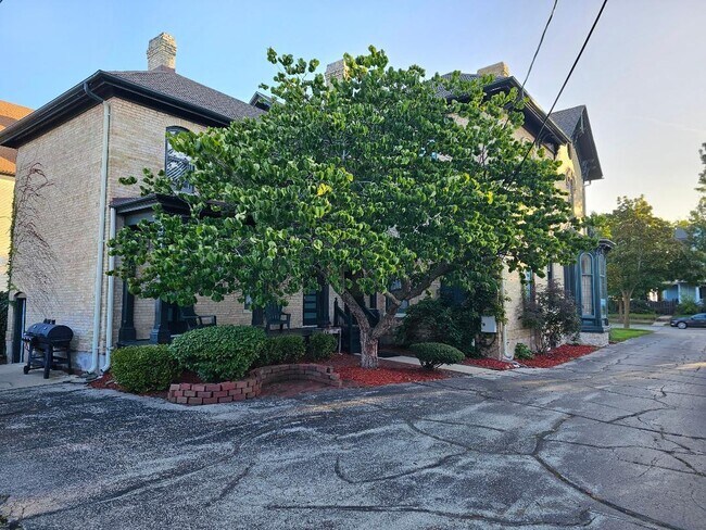 Building Photo - 936 Main St