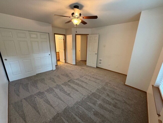 Building Photo - 4 bedroom townhome in Alicia Meadows with $500.00 off February rent if moved in by January end!