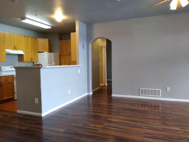 Building Photo - Awesome Aurora Condo w/ Tons of Space and ...