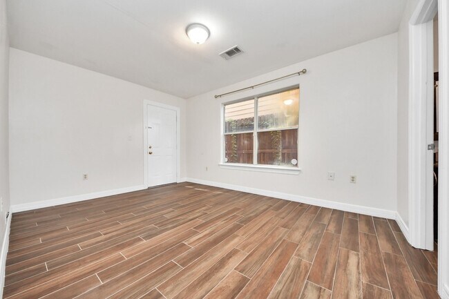 Building Photo - 3014 Chenevert St