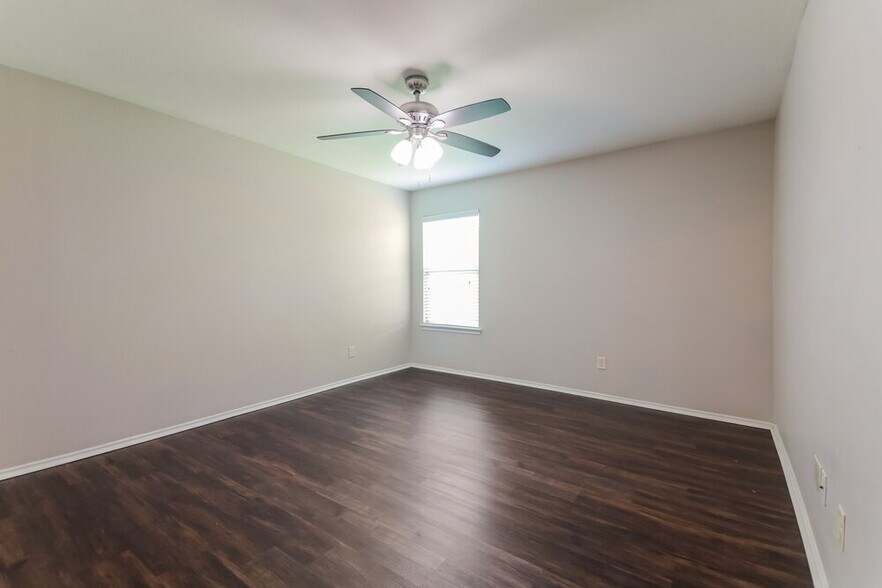 Building Photo - 2116 Meadow View Dr