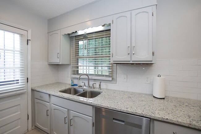 Building Photo - 505 Westchester Dr