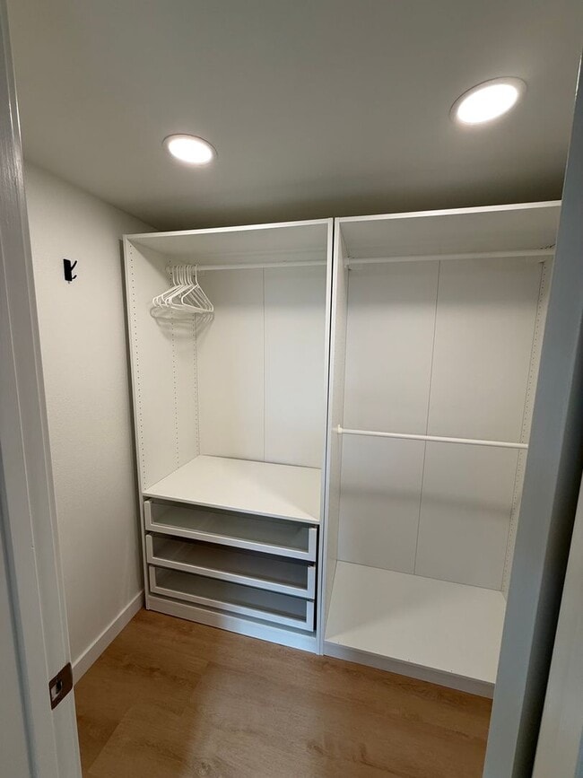 Building Photo - Newly Renovated Home on a Quiet Cul-de-Sac – Available Now