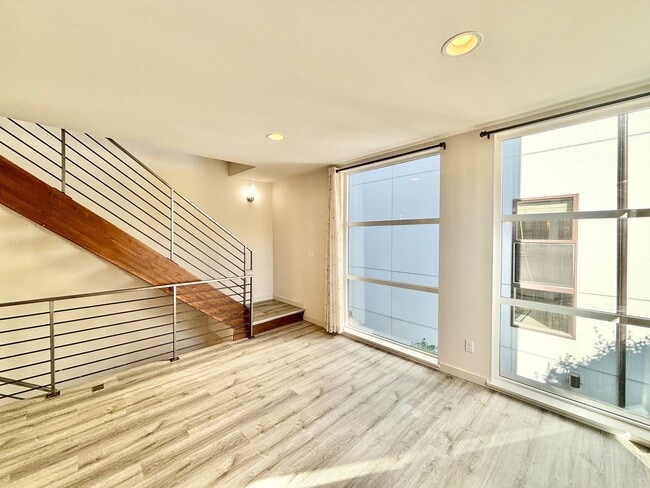 Building Photo - bright and cozy 2b2b townhouse
