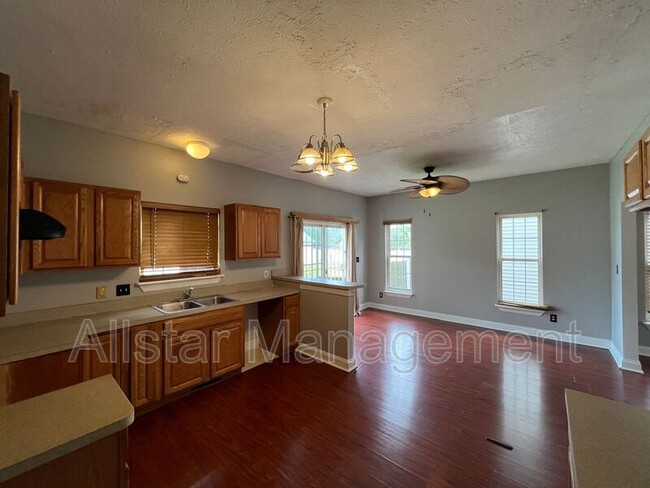 Building Photo - 10631 Englewood Ave