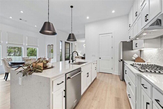 Building Photo - 1122 Silver Dollar Trail