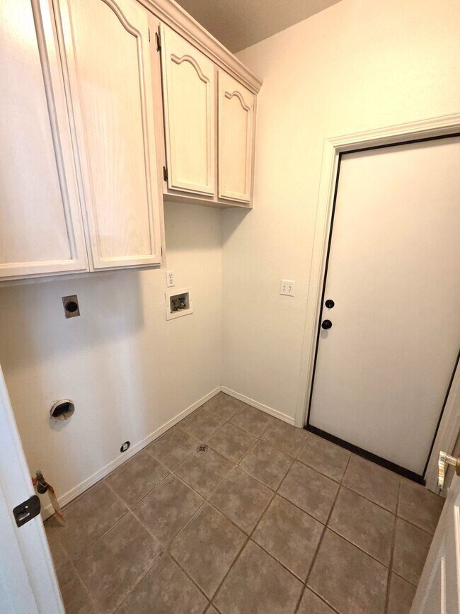 Building Photo - Beautiful 4 Bedroom 2 Bath Home