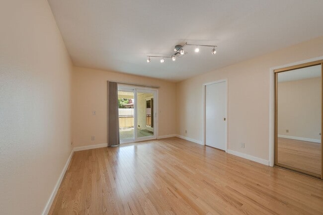 Building Photo - Charming 3 Bedroom Single-Story with Firep...