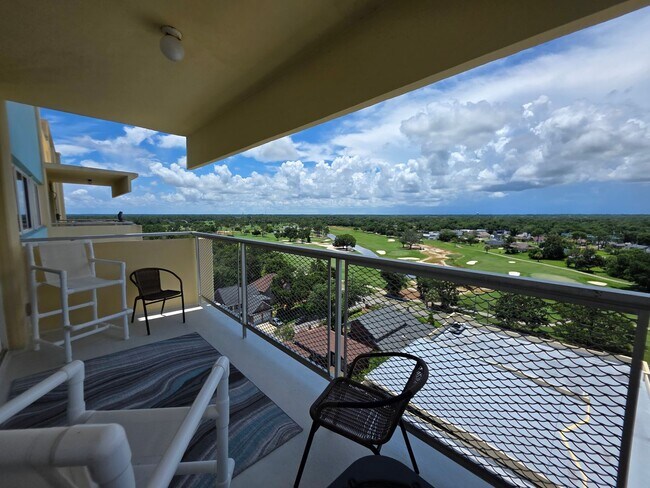 Building Photo - 1BR/1BA waterfront condo with golf course ...
