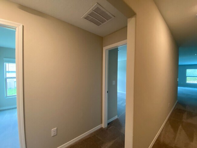Building Photo - Great SW location 4/2/2 **WON'T LAST**