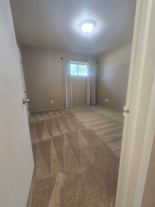 Building Photo - Rural 3 Bedroom Home in Fort Collins with Attached Garage and HUGE Yard Now Available! NO HOA!