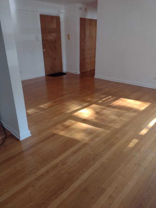 Building Photo - 5335 N California Ave