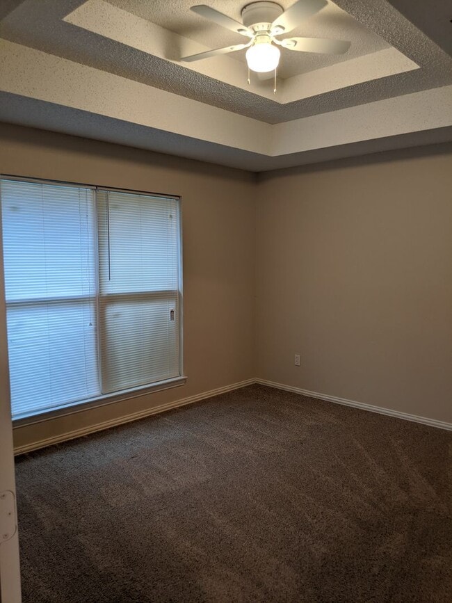 Building Photo - Spacious 3 Bedroom 2 Bath Half of Duplex A...