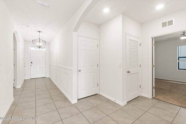 Building Photo - 1854 Capital Dr