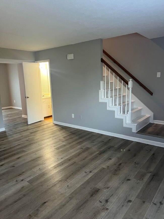 Building Photo - 2 bedroom 1.5 bath townhome