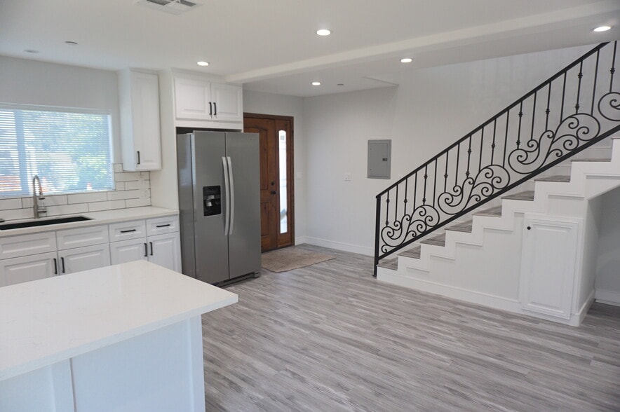 Building Photo - 10332 Jordan Ave