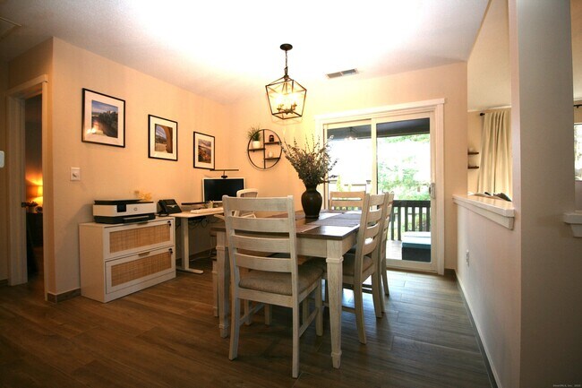 Building Photo - 7 Twin Oak Ct