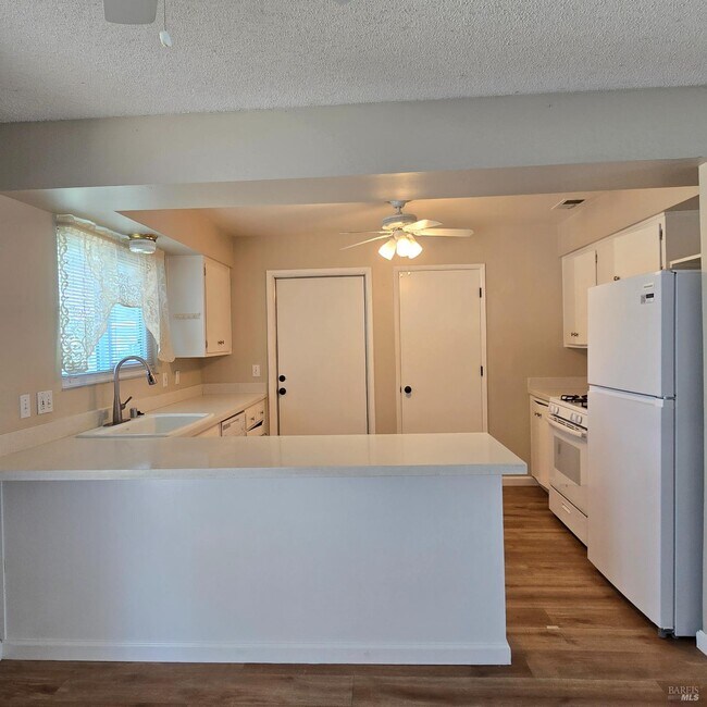 Building Photo - 102 Lassen Cir