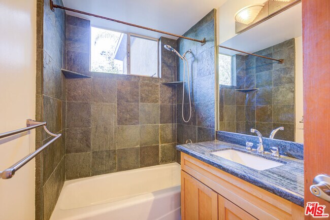 Building Photo - 15511 Woodcrest Dr