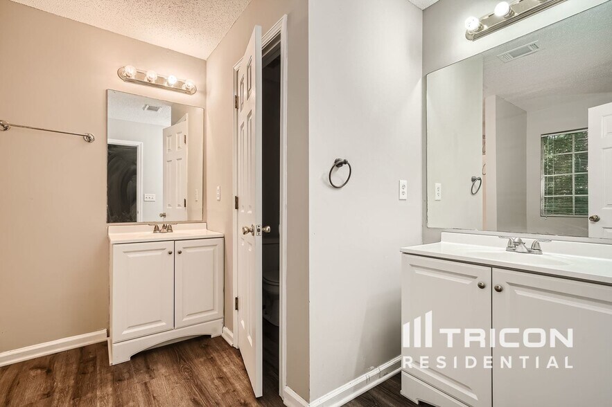 Building Photo - 210 Signet Ct