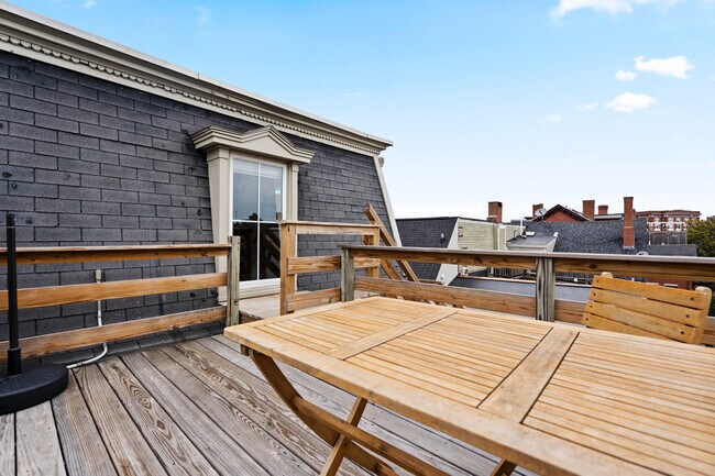 Building Photo - 34 Pine St