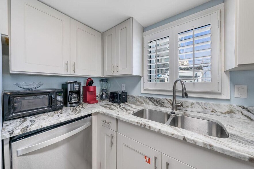 Building Photo - 517 E Beach Blvd