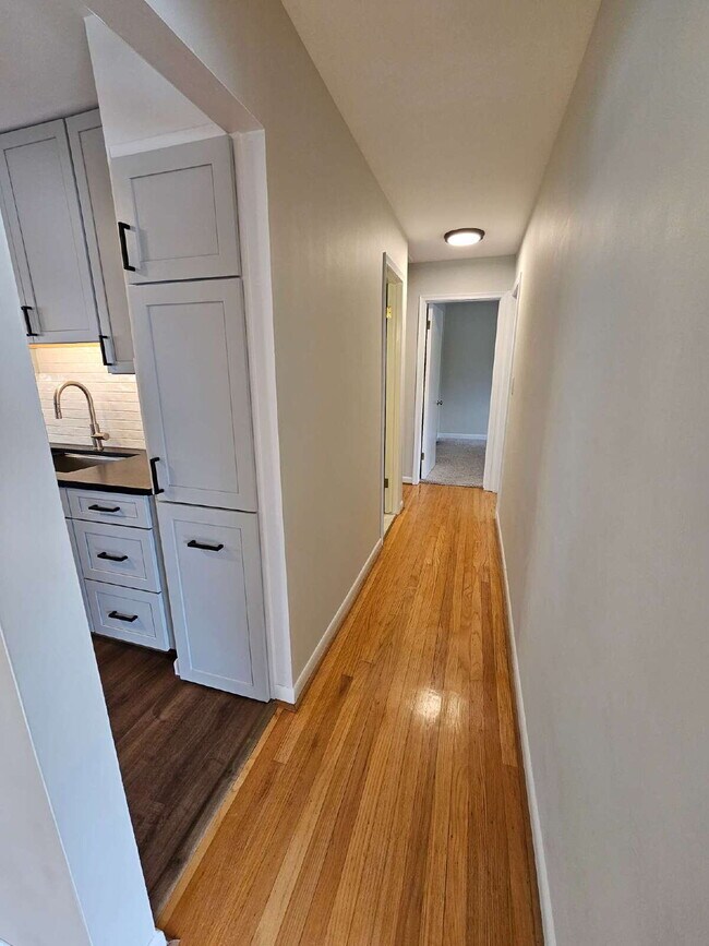 Building Photo - Beautiful 3-Bedroom Ranch in Desirable Northwest Warren, Nice Kitchen, Large Living Room, Finishe...