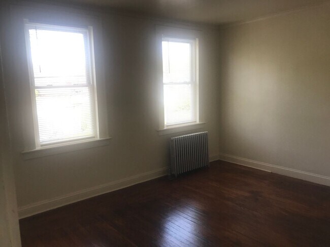 Building Photo - 452-454 Thompson Ave