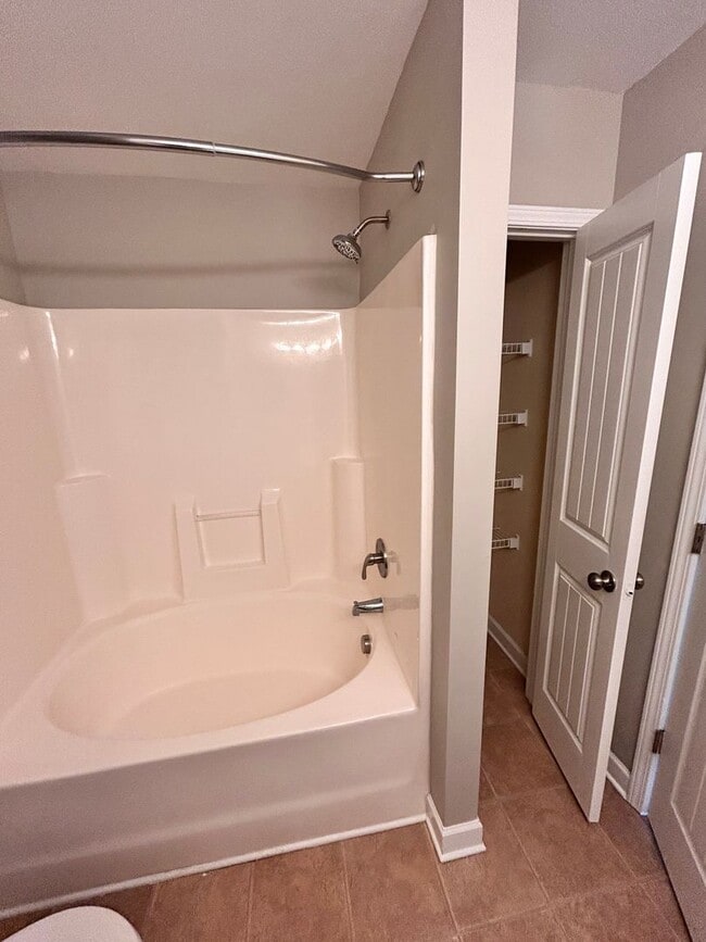 Building Photo - Large family rental available in Maple Hill