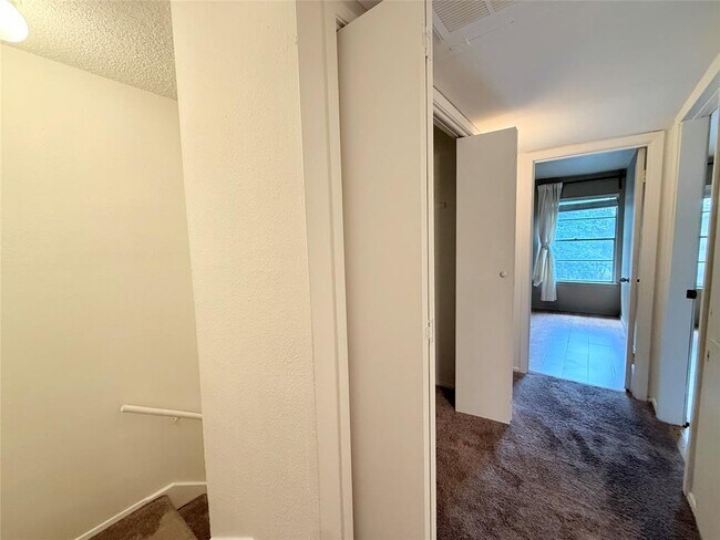 Building Photo - 2124 Burton Dr