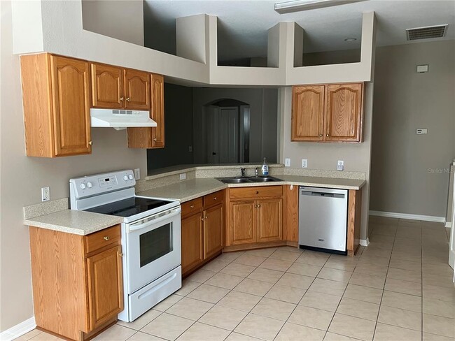 Building Photo - 15848 Leatherleaf Ln
