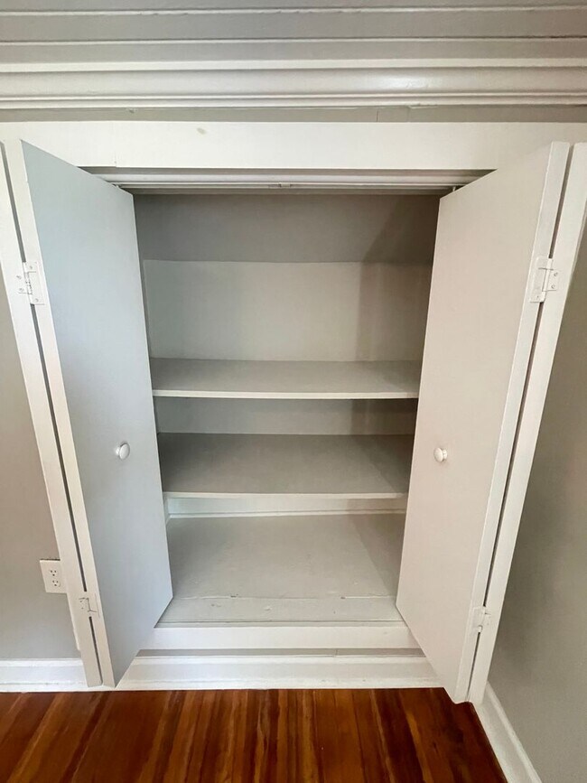 Building Photo - Stunning, renovated 7br home in the heart ...