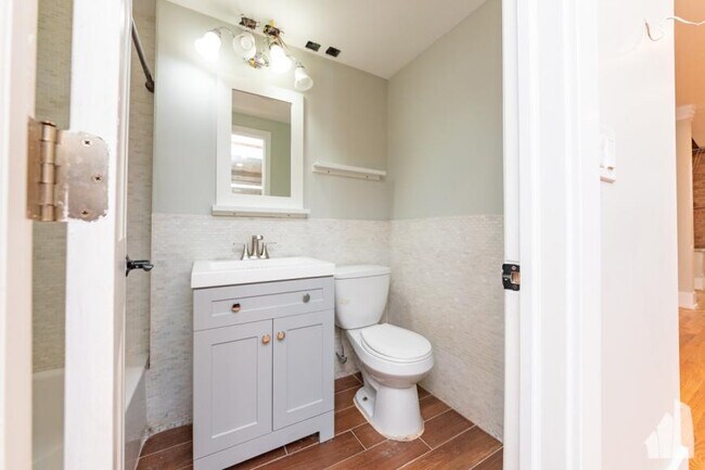Building Photo - 1 bedroom in Chicago IL 60657