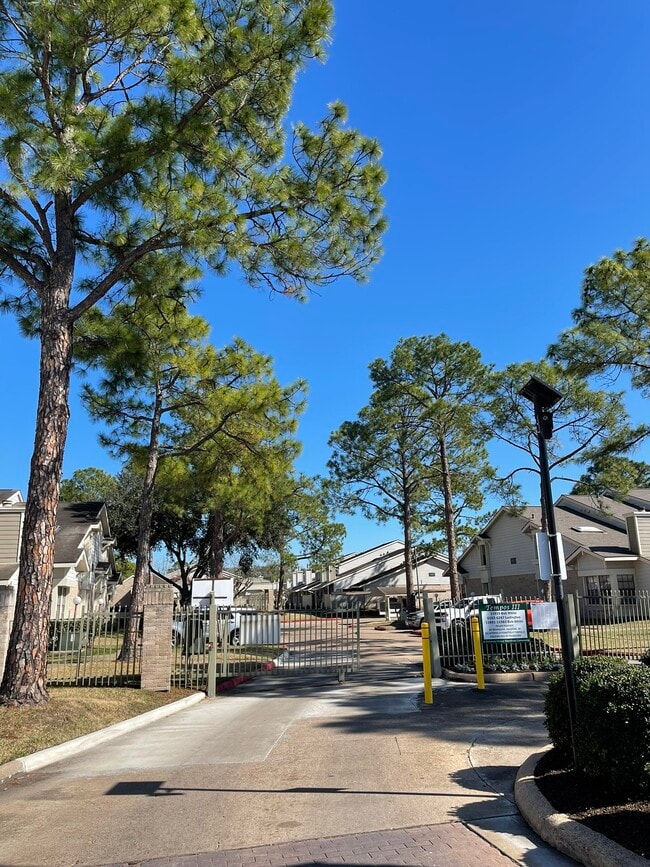 Building Photo - 6239 Ludington Dr