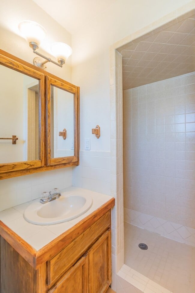 Building Photo - 3 Bedroom 2 Bath Home