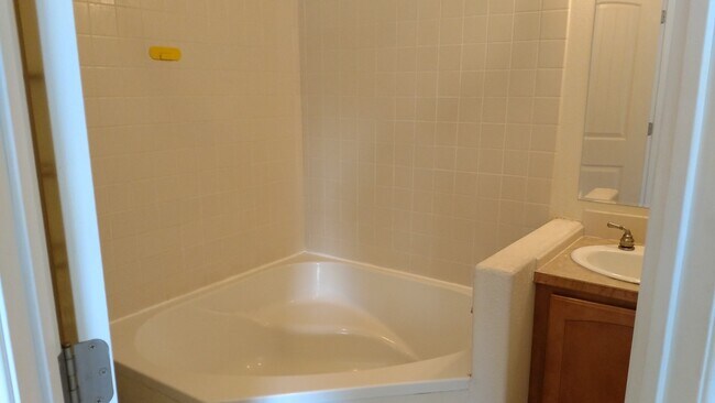 Building Photo - Modern Townhouse in Post Falls