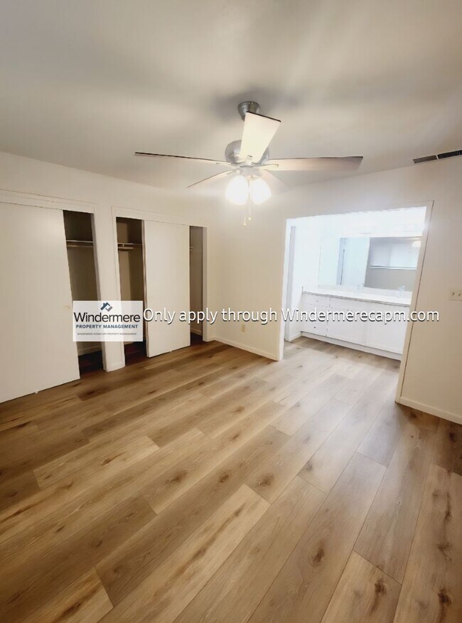 Building Photo - Gorgeous Halfplex in the heart of Carmicha...