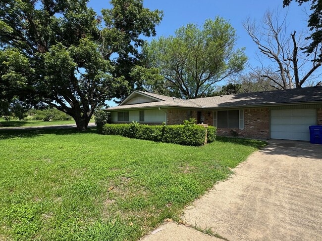 Primary Photo - Corner Lot Waco Home